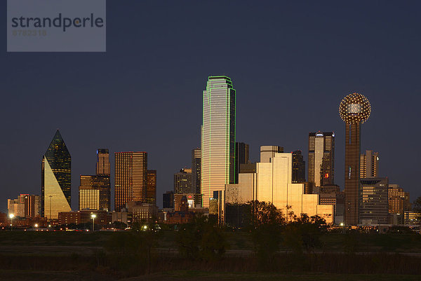 Vereinigte Staaten von Amerika  USA  Skyline  Skylines  glühend  Glut  Amerika  Glut  niemand  Großstadt  Nordamerika  Dallas  Innenstadt  Abenddämmerung  Texas