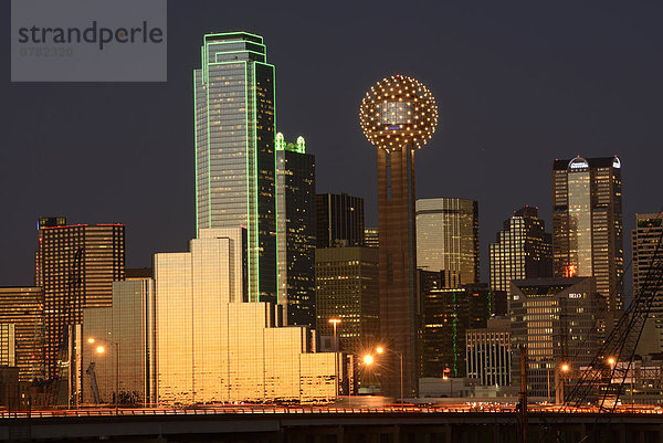 Vereinigte Staaten von Amerika  USA  Skyline  Skylines  Amerika  Glas  Glut  Gebäude  niemand  Großstadt  Querformat  Nordamerika  Dallas  Abenddämmerung  Texas