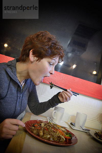 Vereinigte Staaten von Amerika  USA  Frau  Eßstäbchen  Amerika  hungrig  chinesisch  Restaurant  Teller  Nordamerika  Dallas  Texas
