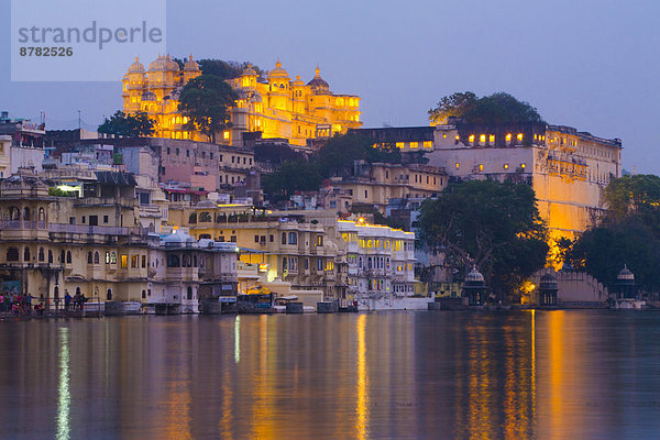 beleuchtet  Nacht  See  Palast  Schloß  Schlösser  Asien  Indien  Rajasthan  Udaipur