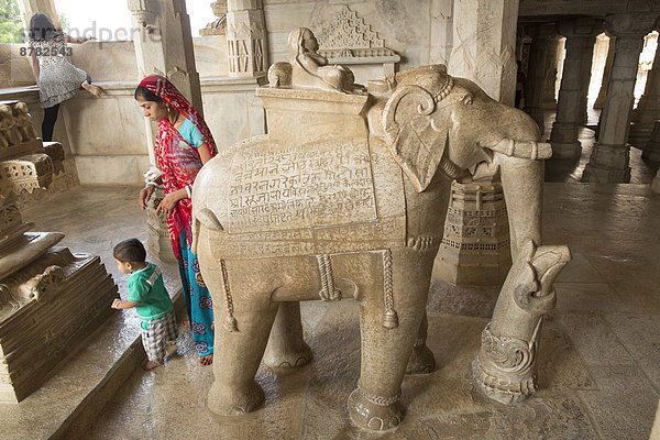 Frau  Skulptur  Kirche  Religion  Kultur  Säule  Elefant  Asien  Indien  Rajasthan