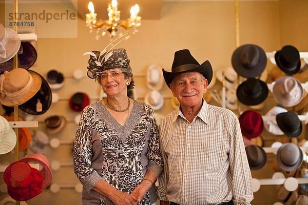 Porträt eines älteren Ehepaares im traditionellen Hutmacherladen