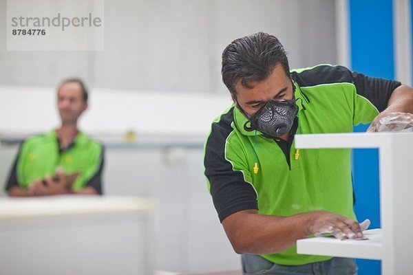 Menschenschleifen von Holzprodukten in der Schreinerei