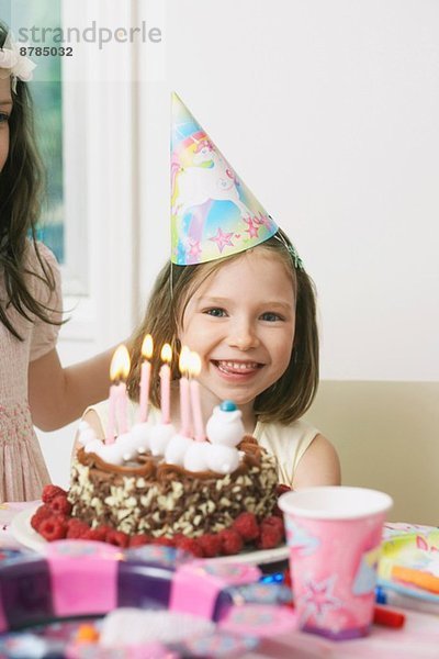 Porträt eines jungen Mädchens bei der Geburtstagsfeier