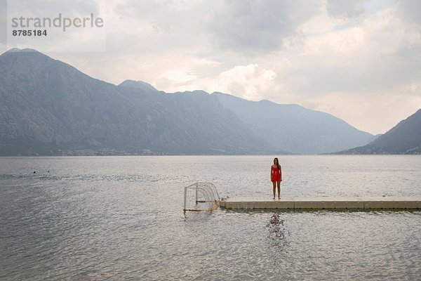 Einsame junge Frau am Pier  Bajova Kula  Montenegro
