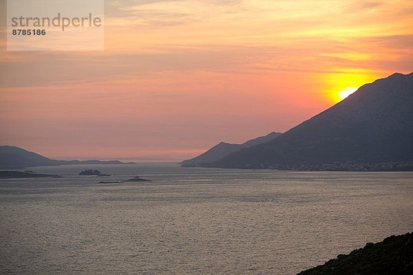 Sonnenuntergang über den Bergen und dem Meer  Orebic  Kroatien