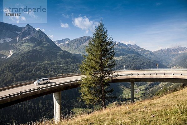Auto auf der Hochstrasse zum Gotthardpass  Schweiz
