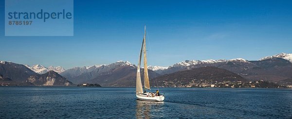 Yacht auf dem Lago Maggiore  Lombardei  Italien