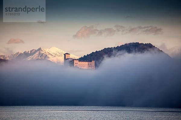 Nebel und Castello di Angera  Lago Maggiore  Italien