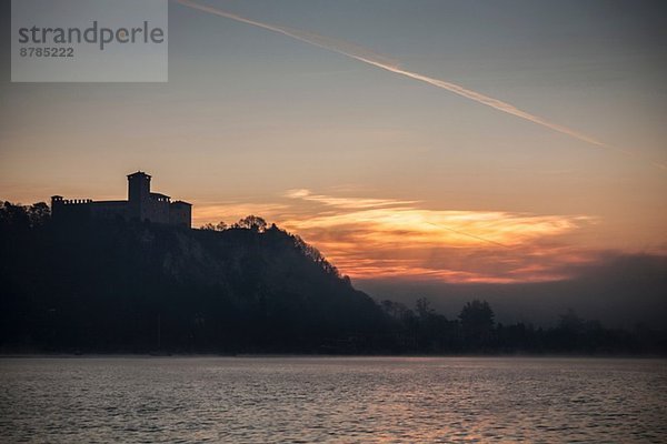 Silhouette von Castello di Angera  Lago Maggiore  Italien