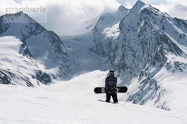 Junger Snowboarder auf dem Berg  Obergurgl  Österreich