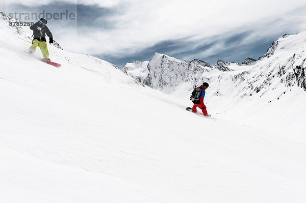 Zwei Männer beim Snowboarden in der Abfahrt  Obergurgl  Österreich
