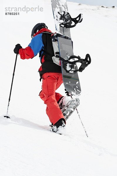 Mittlerer erwachsener Snowboarder beim Bergaufgehen  Obergurgl  Österreich