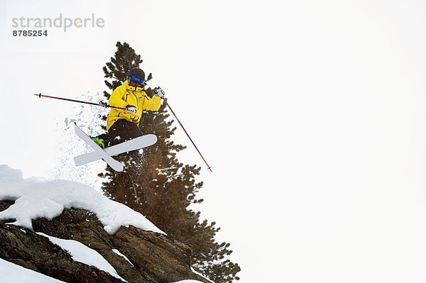 Mittlerer Erwachsener Skispringer in der Luft  Obergurgl  Österreich