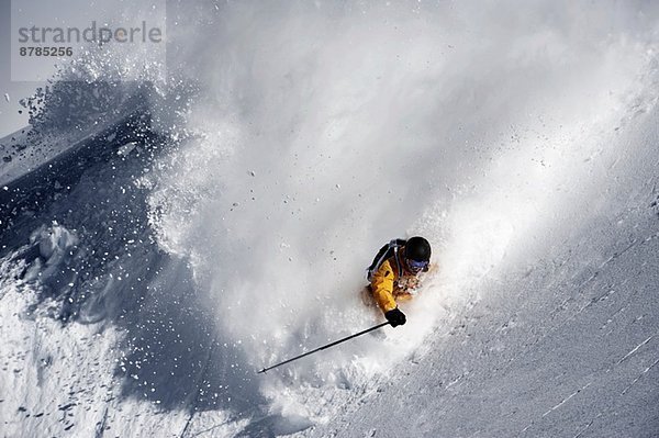 Mittlerer Erwachsener männlicher Skifahrer auf der Piste  Obergurgl  Österreich