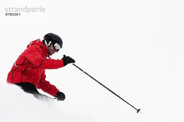Mittlerer erwachsener Mann beim Skifahren  Obergurgl  Österreich