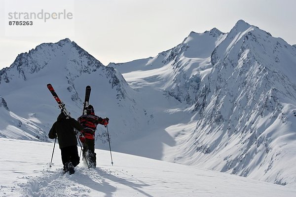 Zwei mittelgroße männliche Skifahrer beim Aufstieg  Obergurgl  Österreich