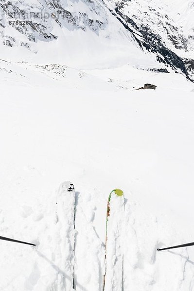 Ski und Skistöcke auf der Piste  Obergurgl  Österreich