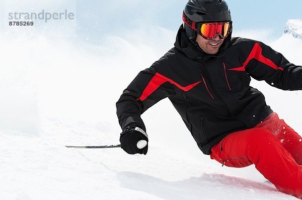 Mittelgroßer erwachsener Mann beim Abfahrtslauf  Obergurgl  Österreich