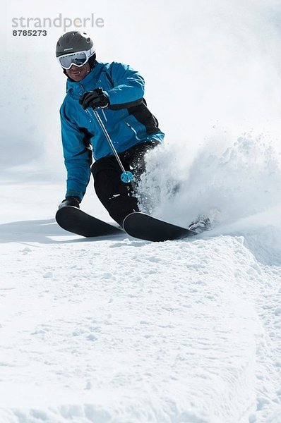 Mittelerwachsener Skifahrer auf der Piste  Obergurgl  Österreich