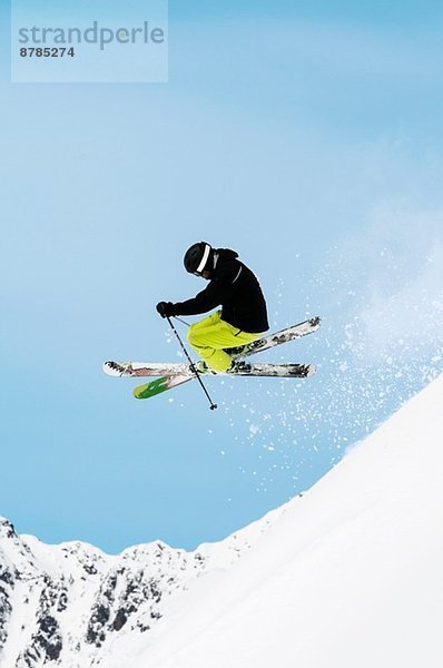 Mittlerer Erwachsener Skifahrer in der Luft  Obergurgl  Österreich