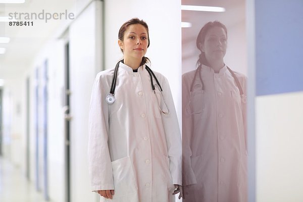 Porträt einer Ärztin im Flur des Krankenhauses