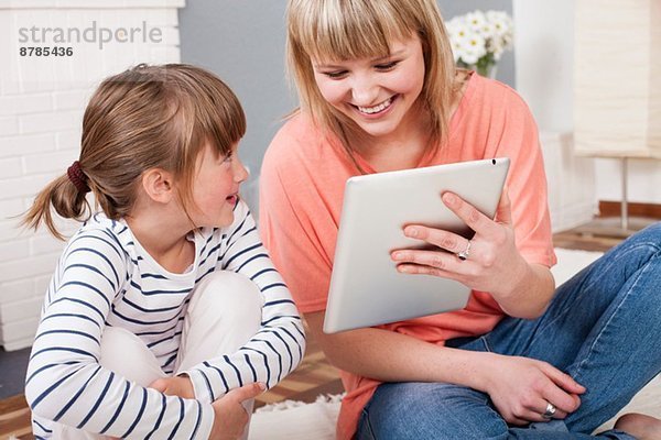 Junge Frau mit digitalem Tablett