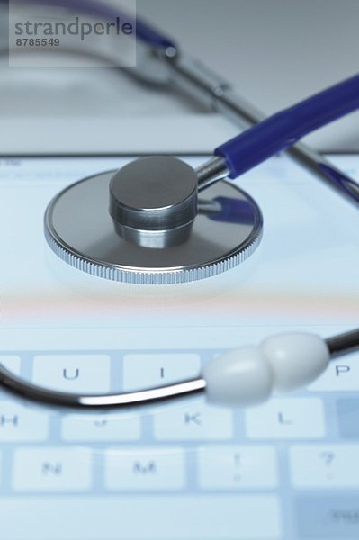 Online-Medizin. Akustisches Stethoskop auf dem Bildschirm eines Tablet-Computers
