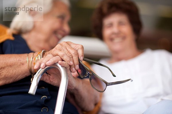 Zwei glückliche Seniorinnen beim Plaudern