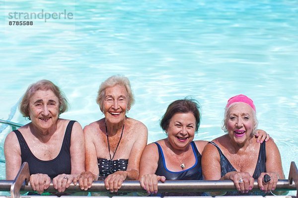 Porträt von vier älteren Frauen im Schwimmbad