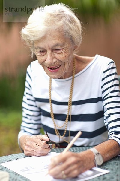 Seniorin beim Zeichnen im Seniorenvilla-Garten