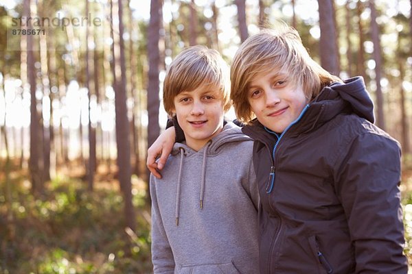 Portrait der Zwillingsbrüder im Wald