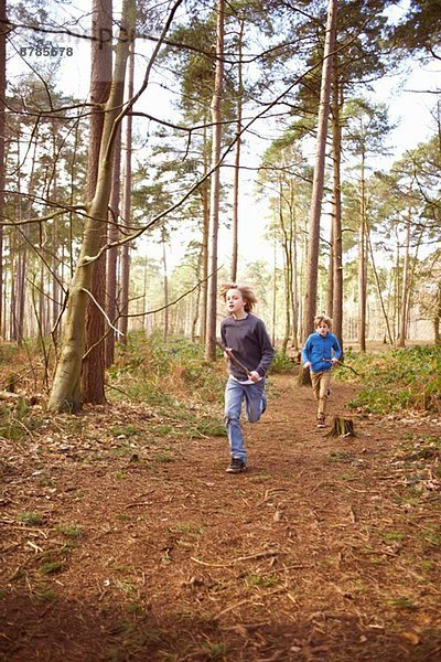 Zwillingsbrüder rasen durch den Wald.