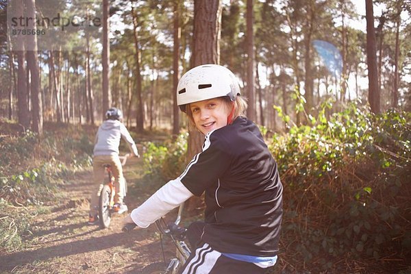 Zwillingsbrüder auf BMX-Bikes im Wald