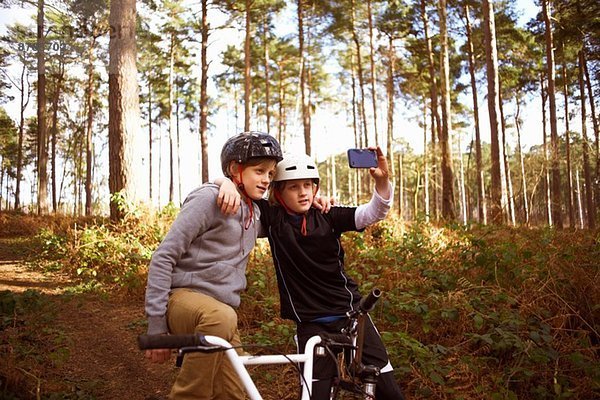 Zwillingsbrüder auf BMX-Bikes beim Selbstportrait