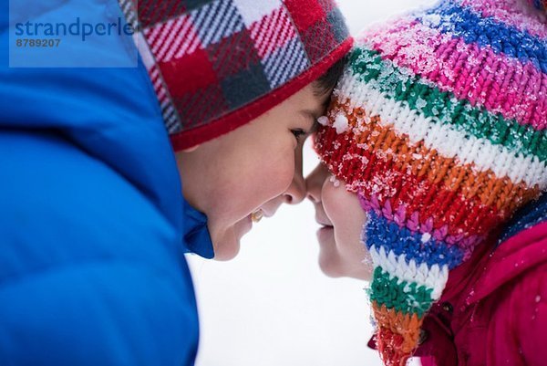 Bruder und Schwester von Angesicht zu Angesicht im Schnee