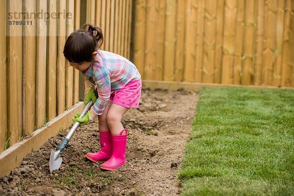 Junges Mädchen beim Graben im Garten
