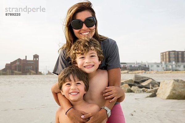 Porträt von Mutter und zwei Jungen  Long Beach  New York State  USA