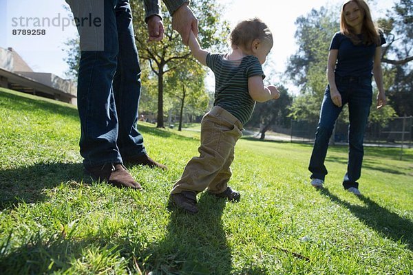 Junge lernt auf Gras zu laufen