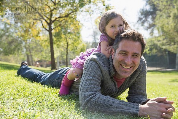 Vater mit Tochter hinten im Park