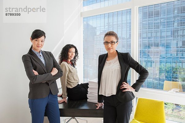 Porträt von drei selbstbewussten Unternehmerinnen