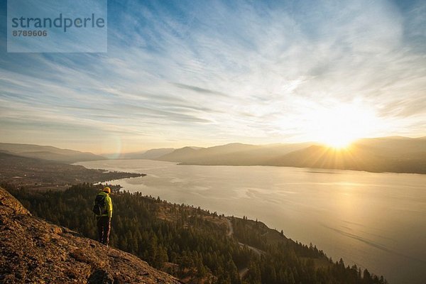 Männlicher Wanderer bei Sonnenuntergang über dem Okanagan Lake  Naramata  British Columbia  Kanada