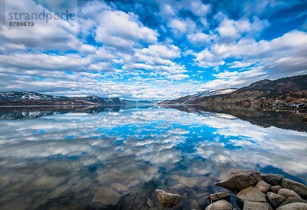 Der Himmel spiegelt sich im Okanagan Lake  Naramata  British Columbia  Kanada.