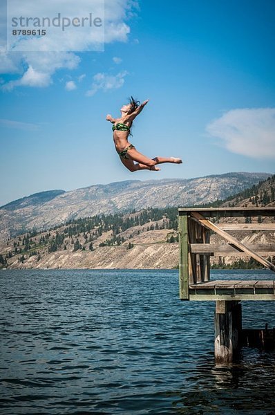 Junge Frau beim Sprung in den Okanagan Lake  Naramata  British Columbia  Kanada