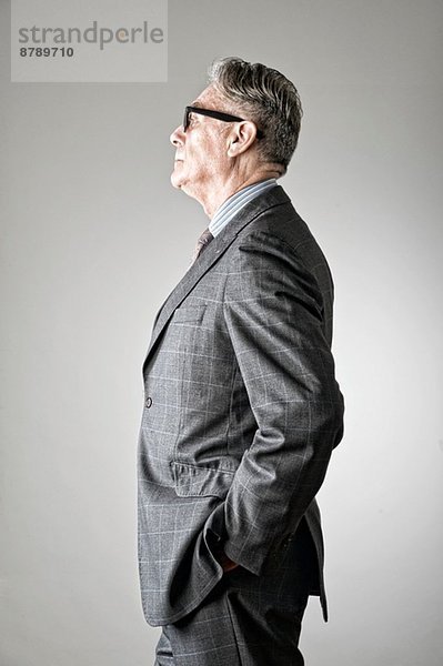 Porträt eines älteren Mannes  im Anzug  Seitenansicht