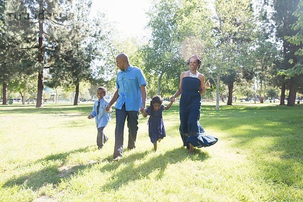 Ehepaar mit Sohn und Tochter beim Spaziergang im Park