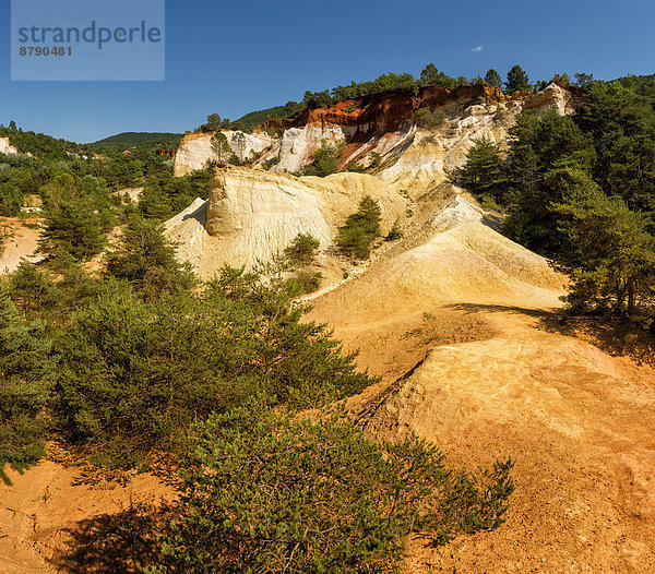 Frankreich  Europa  Berg  Sommer  Landschaft  Hügel  Colorado  ocker  Vaucluse