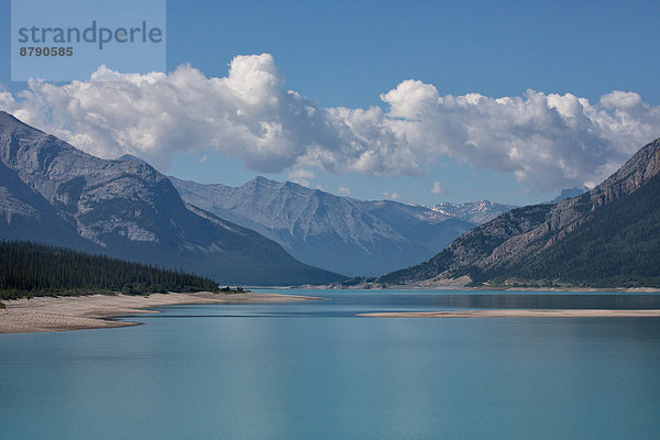Landschaftlich schön  landschaftlich reizvoll  Wasser  Berg  Landschaft  See  Nordamerika  Abraham Lake  Alberta  Kanada
