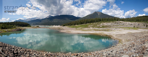 Landschaftlich schön  landschaftlich reizvoll  Wasser  Berg  Landschaft  Spiegelung  See  Nordamerika  Abraham Lake  Alberta  Kanada
