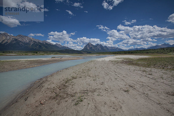 Landschaftlich schön  landschaftlich reizvoll  Wasser  Berg  Landschaft  Fluss  Bach  Nordamerika  Abraham Lake  Alberta  Kanada